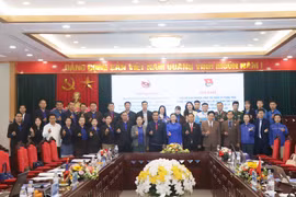 Delegates to the talks between the Youth Union of Vietnam’s Son La province and the Youth Unions of Laos' Oudomxay and Xayabury provinces (Photo: VNA)