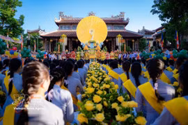 The Vesak 2026 celebration in Hue city draws a large number of Buddhist dignitaries, monks, nuns, followers, local residents and visitors. (Photo: VNA) 