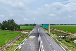 The Chau Doc – Can Tho – Soc Trang Expressway section passing through Vinh Hanh commune, An Giang province, has been asphalted, giving the project a more defined appearance. (Photo: VNA)