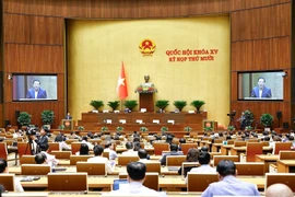 Minister of Construction Tran Hong Minh presents a report on the investment policy for the construction of Gia Binh International Airport. (Photo: VNA)