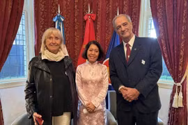 Vietnamese Ambassador Ngo Minh Nguyet (C) poses for a photo with representatives from Vietnamese Ambassador Ngo Minh Nguyet (Photo: VNA)