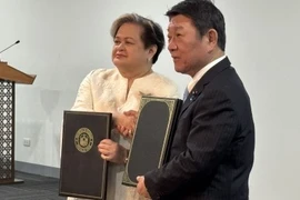Philippine Secretary of Foreign Affairs Theresa Lazaro (L) and Japanese Foreign Minister Motegi Toshimitsu sign the Acquisition and Cross Servicing Agreement (ACSA) (Photo: pna.gov.ph)