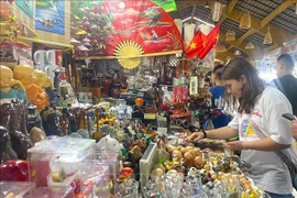 Foreign visitors choose handmade handicrafts as souvenirs when visiting Ho Chi Minh City. (Photo: VNA) 