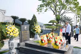 General Secretary of the Communist Party of Vietnam Central Committee and State President To Lam pays tribute to late Party General Secretary Ha Huy Tap (Photo: VNA)