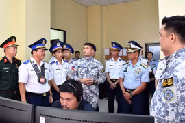 The Vietnam Coast Guard delegation visits the Maritime Operations Centre of the Coast Guard District Central Visayas in Cebu, the Philippines. (Photo: VNA)