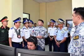 The Vietnam Coast Guard delegation visits the Maritime Operations Centre of the Coast Guard District Central Visayas in Cebu, the Philippines. (Photo: VNA)