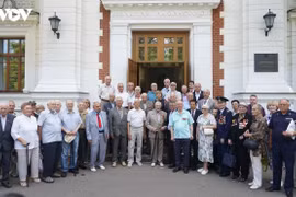 Russian military experts who provid support for Vietnam during wartime pose for a photo at the get-together. (Photo: Voice of Vietnam)