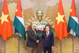 National Assembly Chairman Tran Thanh Man (R) welcomes Speaker of the Jordanian House of Representatives Mazen Turki El Qadi (Photo: VNA)