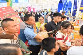 Booths at the Autumn Fair 2025 attract crowds (Photo: nhandan.vn)