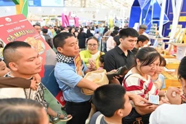 Booths at the Autumn Fair 2025 attract crowds (Photo: nhandan.vn)