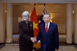 Party General Secretary and President To Lam (R) and Australian Governor-General Sam Mostyn at the welcome ceremony in Canberra on the morning of August 11. (Photo: VNA) 