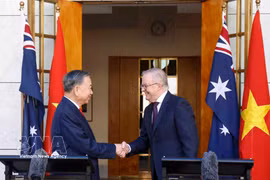 General Secretary of the Communist Party of Vietnam Central Committee and President To Lam (L) shakes hands with Australian Prime Minister Anthony Albanese (Photo: VNA)
