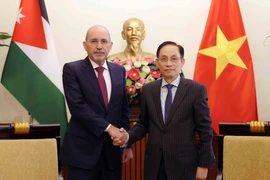 Minister of Foreign Affairs Le Hoai Trung (R) welcomes Jordanian Deputy Prime Minister and Minister of Foreign Affairs and Expatriates Ayman Al Safadi. (Photo: VNA)