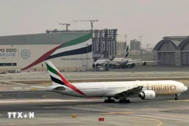 An Emirates aircraft at Dubai International Airport, the UAE. (Photo: AFP/VNA)