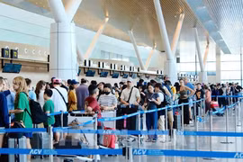 Passengers at Terminal 3 of Ho Chi Minh City's Tan Son Nhat International Airport (Illustrative photo: VNA)