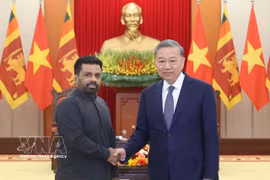 Party General Secretary To Lam (R) receives Sri Lankan President Anura Kumara Dissanayaka during the latter's state visit to Vietnam and attendance at the United Nations Day of Vesak on May 4, 2025. (Photo: VNA)