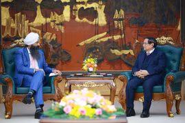 Prime Minister Pham Minh Chinh (R) receives Canadian Secretary of State for International Development Randeep Sarai (Photo: VNA)