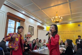 Two young talents who emerge from Yoshine Music Festival 2025 perform at the press conference on January 10. (Photo: cand.com.vn) 