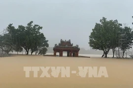 The water level of Huong River rises, submerging Nghinh Luong Pavilion (Phu Xuan ward) in floodwaters. (Photo: VNA) 