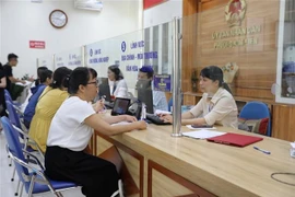 Officials at Kim Lien ward Public Service Centre receive and process administrative procedures for people. (Photo: VNA)