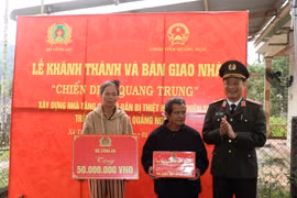 In addition to the newly built house under the Quang Trung Campaign, the family of Dinh Van Quan in Go Ro hamlet, Tay Tra commune, Quang Ngai province receives numerous gifts upon moving into their new home. (Photo: VNA) 