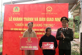 In addition to the newly built house under the Quang Trung Campaign, the family of Dinh Van Quan in Go Ro hamlet, Tay Tra commune, Quang Ngai province receives numerous gifts upon moving into their new home. (Photo: VNA) 