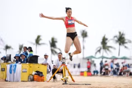 Ha Thi Thuy Hang competes during the women's long jump final of beach athletics at the sixth Asian Beach Games in Sanya, south China's Hainan province, on April 24. (Photo: Xinhua/VNA)