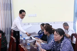 The Can Tho Sub-department of Fisheries and Fisheries Surveillance conducts a survey to gather fishermen’s opinions on a resolution on job transition and another on VMS fee support for the 2026–2028 period. (Photo: VNA)