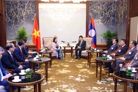 At the meeting between Politburo member and President of the Vietnam Fatherland Front (VFF) Central Committee Bui Thi Minh Hoai (L) and General Secretary of the Lao People’s Revolutionary Party (LPRP) Central Committee and President of Laos Thongloun Sisoulith (Photo: VNA)