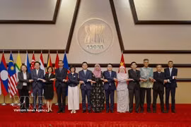 Delegates to the 27th meeting of the ASEAN – China Joint Cooperation Committee pose for a photo. (Photo: VNA)