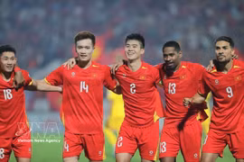 Do Duy Manh (C) celebrates with his teammates after scoring the opening goal in the 6th minute. (Photo: VNA) 