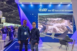 Vietnam’s Trade Counsellor in Israel Le Thai Hoa (R) at the Unmanned Vehicles Israel Defense (UVID) DroneTech exhibition. (Photo: VNA)