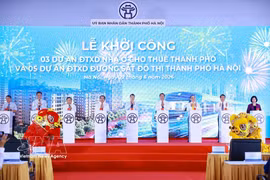 Prime Minister Le Minh Hung (C) and other delegates at the ground-breaking ceremony of the three large-scale rental housing projects and five metro line projects in Hanoi. (Photo: VNA)