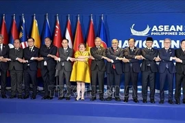 Vietnamese Foreign Minister Le Hoai Trung (fifth from left) poses for a group photo with ASEAN foreign ministers ahead of the ASEAN Foreign Ministers’ Retreat in Cebu, the Philippines. (Photo: VNA)