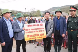 Hanoi provides 50 billion VND (nearly 1.9 million USD) in aid for Gia Lai province on November 22 (Photo: vov.vn)
