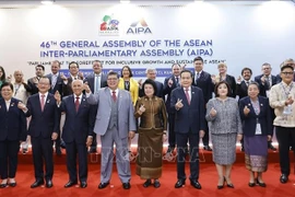 National Assembly Chairman Tran Thanh Man (fourth from right, first row) and other delegates pose for a photo (Photo: VNA)