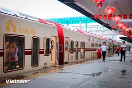The “Hanoi 5 Cua O” (Hanoi's Five Gates) train is drawing interest from visitors to the capital city (Photo: VNA)