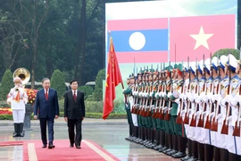General Secretary of the Communist Party of Vietnam Central Committee To Lam (L) and General Secretary of the Lao People’s Revolutionary Party (LPRP) Central Committee and President of Laos Thongloun Sisoulith review the guard of honour. (Photo: VNA)