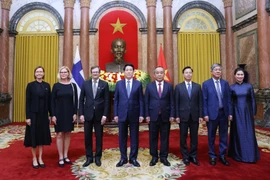 State President Luong Cuong (fourth from left) receives Finnish Ambassador Pekka Voutilainen (third from left). (Photo: VNA)