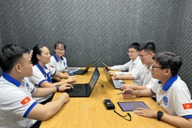 Vietnamese students at Thailand’s Chulalongkorn University contribute their ideas on the draft documents to be submitted to the 14th National Congress of the Communist Party of Vietnam. (Photo: VNA)