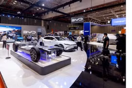 Visitors view BYD electric vehicles and technology at an auto exhibition in Vietnam. (Photo: vov.vn)