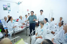 Prime Minister Pham Minh Chinh visits patients being treated at Can Tho Oncology Hospital (Photo: VNA0
