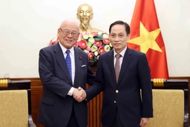 Minister of Foreign Affairs Le Hoai Trung (R) receives Takebe Tsutomu, Special Advisor to the Japan-Vietnam Parliamentary Friendship Alliance (Photo: VNA)