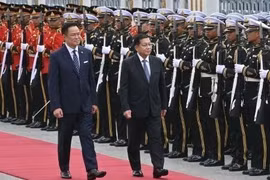 Thai Prime Minister Anutin Charnvirakul (left) and Myanmar President Min Aung Hlaing (centre) at the official welcom ceremony for the latter in Bangkok on August 6, 2026. (Photo: Kyodo/VNA)