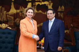 Prime Minister Pham Minh Chinh (R) welcomes Vice-President of the European Investment Bank Nicola Beer (Photo: VNA)