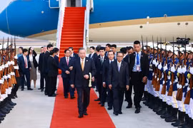 General Secretary of the Communist Party of Vietnam (CPV) Central Committee To Lam and a high-ranking Vietnamese delegation arrive in Techo International Airport in Phnom Penh (Photo: VNA)