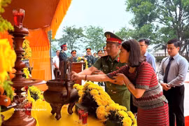 A memorial, funeral and burial service for eight sets of fallen soldiers’ remains is held in Khe Sanh commune, Quang Tri province, on April 24. (Photo: VNA)