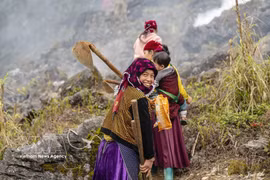 The beauty of local people and the scenery are major attractions for tourists to Dong Van Karst Plateau. (Photo: VNA)