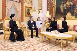 General Secretary of the Communist Party of Vietnam Central Committee and State President To Lam and his spouse Ngo Phuong Ly (L) meet with King Maha Vajiralongkorn and Queen Suthida. (Photo: VNA)