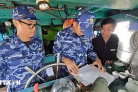 Officers of the Vietnam Coast Guard Region 2 Command step up communications efforts to encourage fishermen to comply with anti-IUU fishing regulations. (Photo: VNA) 